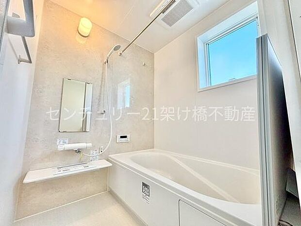 【浴室】浴室乾燥暖房機付きです。雨の日の洗濯物の乾燥やヒートショック対策としてもお使い頂けます。