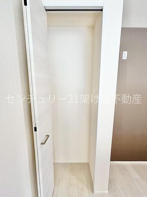 【リビング収納】キッチン裏にあるので、パントリーとしてもお使いいただけます♪