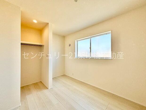 【2階 洋室 5.06帖】全洋室クローゼット完備◎オープンタイプクローゼットは、扉がないので空間を広く見せるだけでなく、家事効率◎通気性が良くカビ予防にもなります。