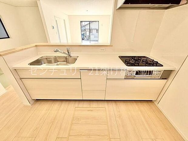 【キッチン】カウンタータイプのキッチンはご家族を見守りながら調理ができます♪