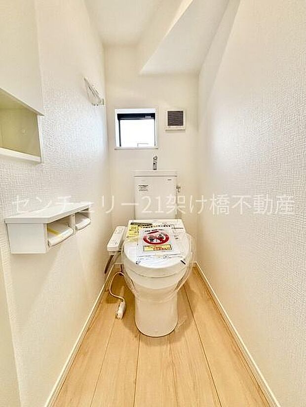 【1階 トイレ】温水洗浄便座で快適にお使いいただけます。