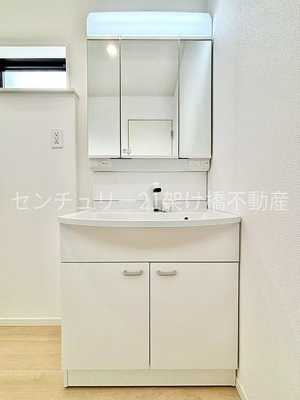 【洗面所】独立洗面台となっております。ストックなどを収納するのに便利な収納あり◎