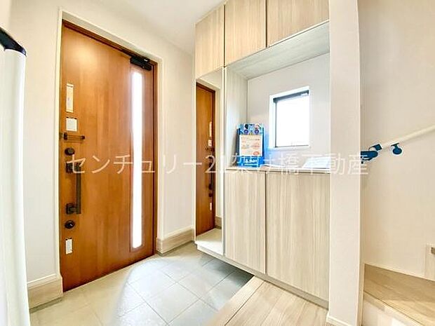 【玄関】採光面があり、明るい玄関です◎飾り棚つきシューズボックス♪姿見付きなので身だしなみを整えられます◎