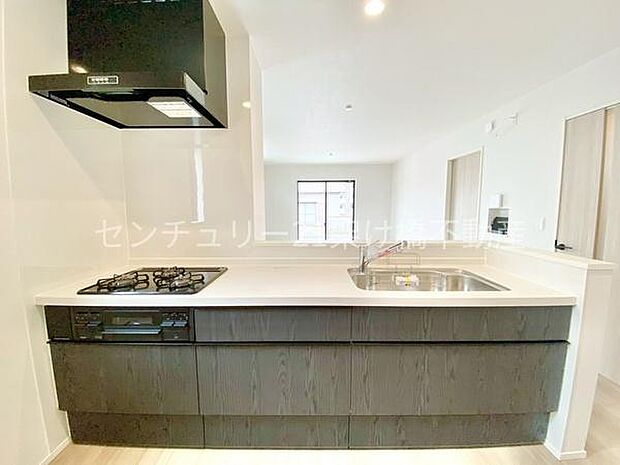 【システムキッチン】三口コンロ、グリル、浄水器付きシンクでお料理が捗ります♪