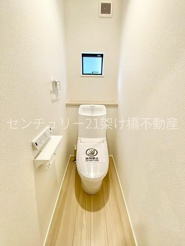 【1階 トイレ】温水洗浄便座で快適にお使いいただけます。