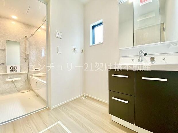 【洗面所】独立洗面台となっております。ストックなどを収納するのに便利な収納あり◎