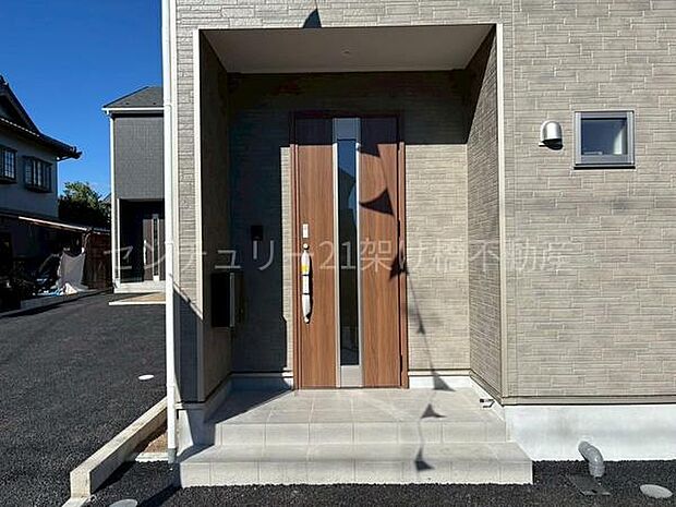 【玄関】屋根付きで雨の日にも安心です◎