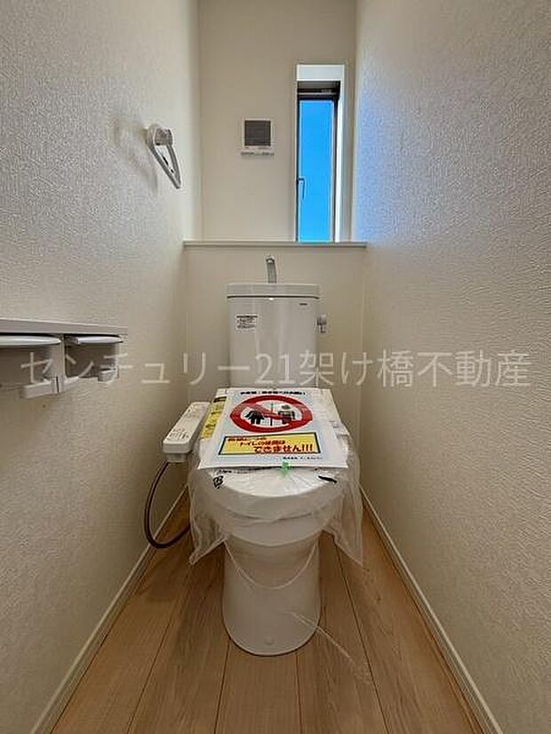 【2階 トイレ】衛生的な温水洗浄便座で快適にお使いいただけます。