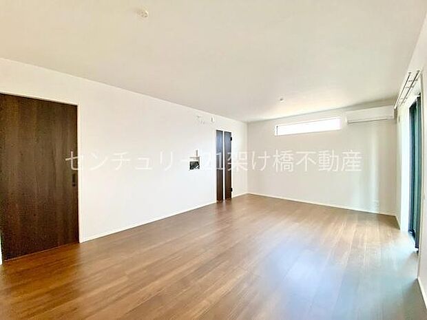 【LDK 18帖】南面採光で明るいリビングです♪