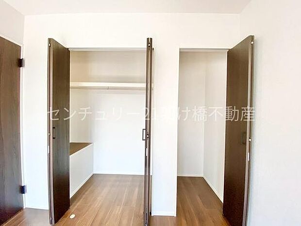 【2階 6帖寝室】クローゼット上段棚つきで寝具なども収納可能です。