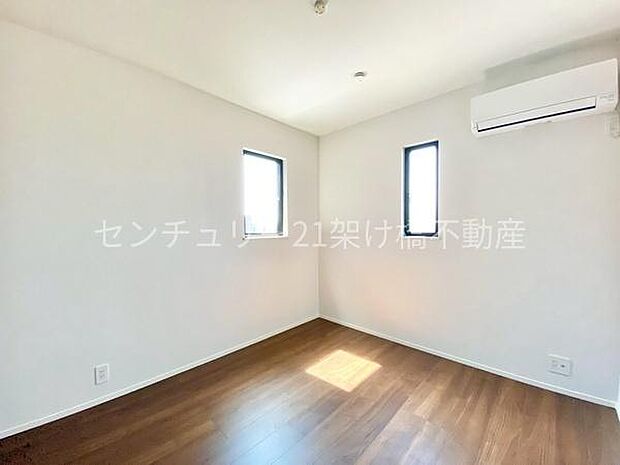 【2F 北側洋室 5.2帖】2面採光の洋室です。