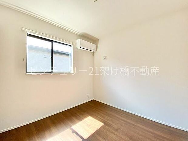 【2階 南側洋室 4.5帖】南向きで明るい洋室♪