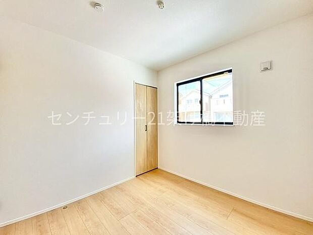 【1階 洋室 4.5帖】玄関から他のお部屋を通らず出入り可能なため、急な来客時も安心です♪