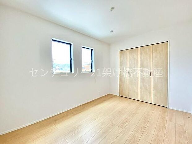 【2階 北側洋室 6帖】2面採光の洋室です。同じ大きさのお部屋が2部屋ございます。