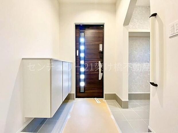 【玄関】採光面があり、明るい玄関です◎飾り棚付きシューズボックス、土間収納など収納豊富!