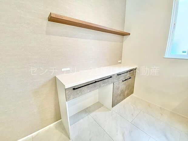 【カップボード】調理台付き・食器類や調理器具の収納に便利なカップボード♪