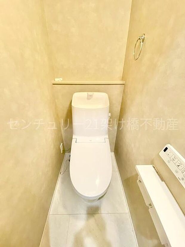 【1階 トイレ】温水洗浄便座で快適にお使いいただけます。