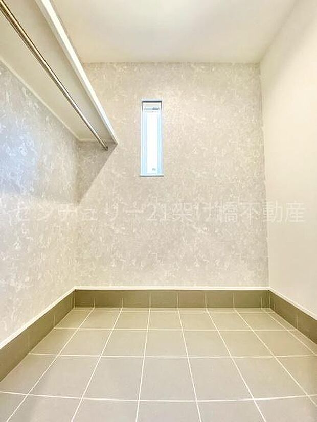 【土間収納】土汚れの気になるアウトドア用品なども収納可能です♪