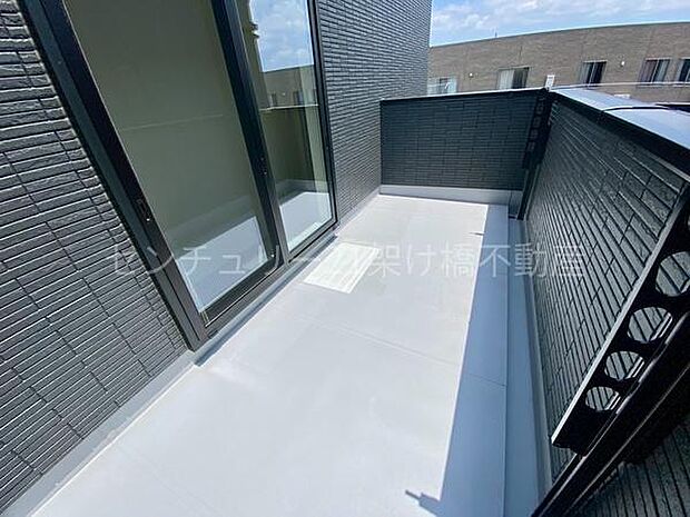 【南向きバルコニー】日差しをたっぷり受け止める南向きのバルコニーです♪