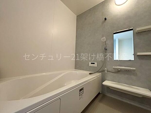 【浴室】浴室乾燥暖房機付きです。雨の日の洗濯物の乾燥やヒートショック対策としてもお使い頂けます。