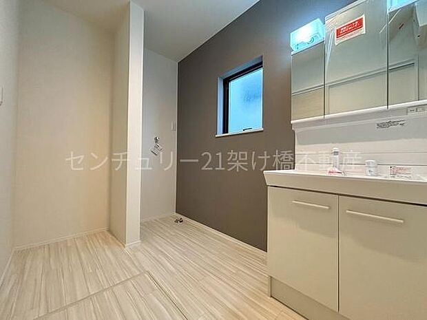 【洗面所】ワイドタイプの洗面♪収納をたっぷり備え付けられます◎