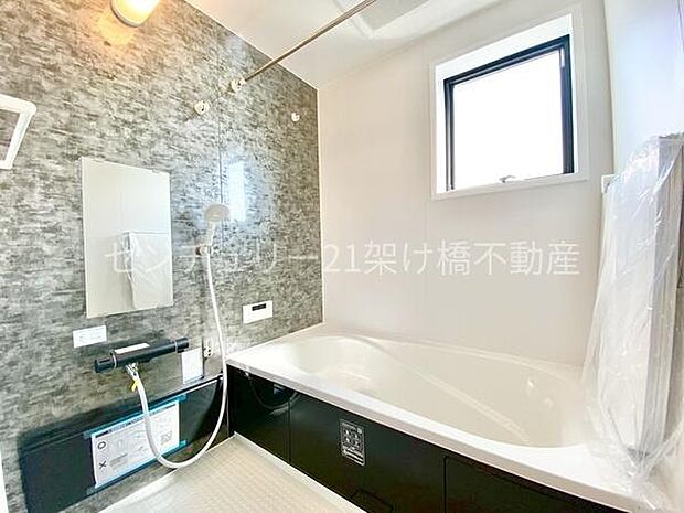 【浴室】浴室乾燥暖房機付きです。雨の日の洗濯物の乾燥やヒートショック対策としてもお使い頂けます。