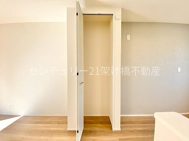 【リビング収納】物が多くなりがちなリビングに嬉しい収納!キッチン横にあり、パントリーとしても◎