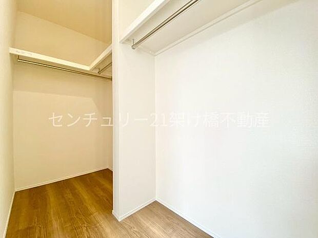 【2階 洋室 6.25帖】ウォークインクローゼット季節物の収納も安心です♪