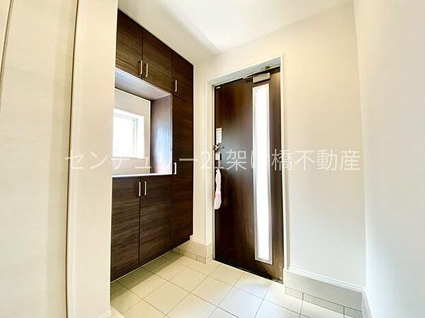 【玄関】採光面があり、明るい玄関です◎飾り棚つきシューズボックス♪