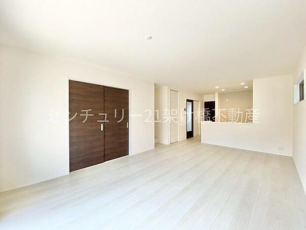 【LDK 18.25帖】お料理をしながらリビングを見渡せる人気の縦型LDK。隣接する洋室をあければ22帖超えの大空間!