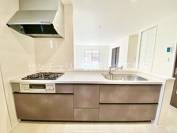 【システムキッチン】三口コンロ、グリル、浄水器付きシンクでお料理が捗ります♪