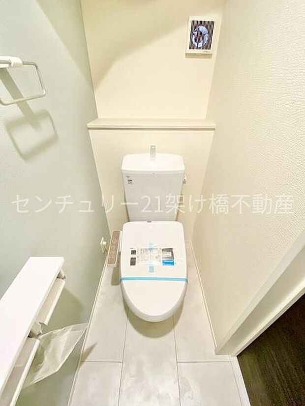 【1階 トイレ】温水洗浄便座で快適にお使いいただけます。