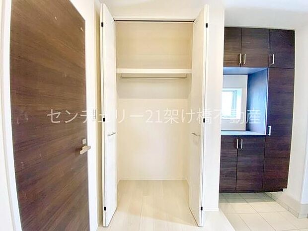 玄関横にはクローゼット♪普段使う上着などを収納出来るので、ちょっとしたお出かけにも便利です。
