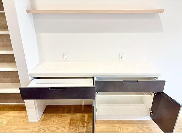 【カップボード】調理台付き・食器類や調理器具の収納に便利なカップボード♪隣には、便利な収納棚あり♪