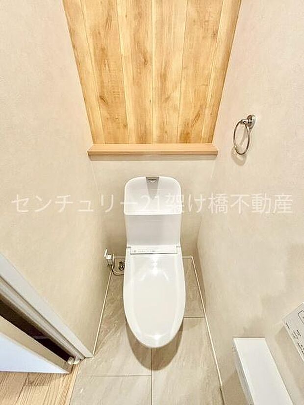 【1階 トイレ】温水洗浄便座で快適にお使いいただけます。