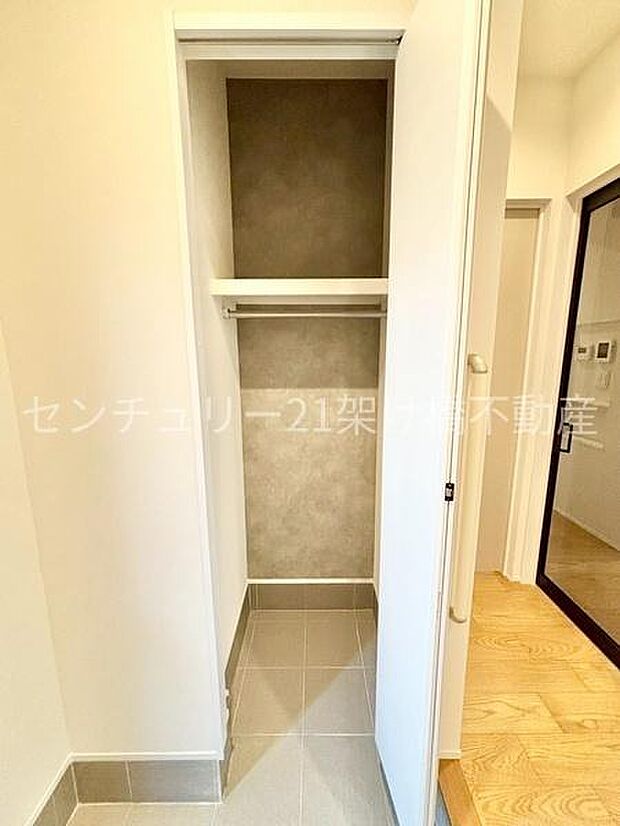 【土間収納】土汚れの気になるアウトドア用品なども収納可能です♪