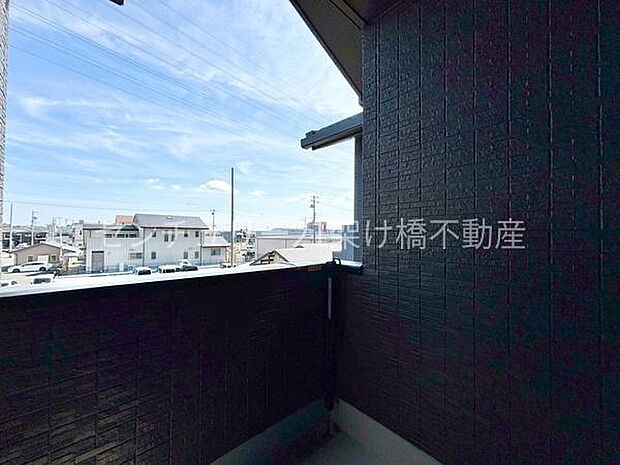 【南向きインナーバルコニー】階段横に出入口があり、お洗濯のし易い動線♪雨の日も安心なインナーバルコニーです。