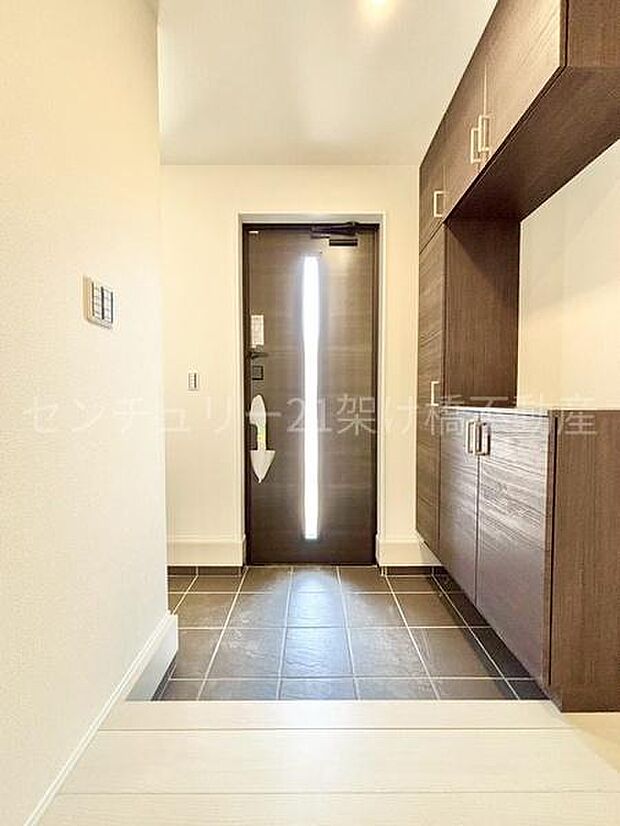 【玄関】飾り棚つきシューズボックス♪採光面があり、明るい玄関です。