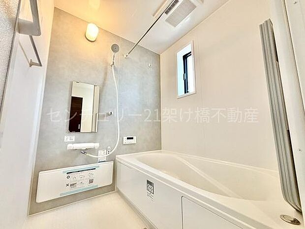 【浴室】浴室乾燥暖房機付きです。雨の日の洗濯物の乾燥やヒートショック対策としてもお使い頂けます。