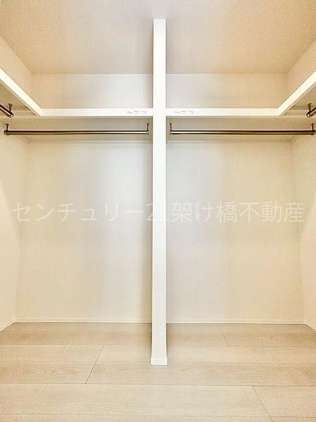 【洋室 7.25帖】ウォークインクローゼット左右で分けてご夫婦でお使いいただくことも出来ます◎