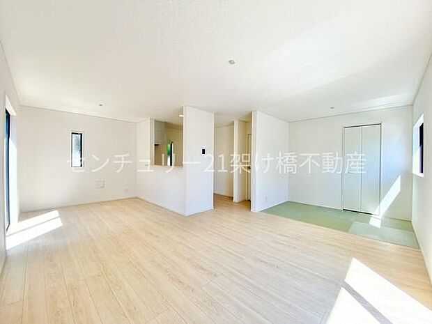 【LDK 17.7帖】南向き3面採光で明るいリビングです♪