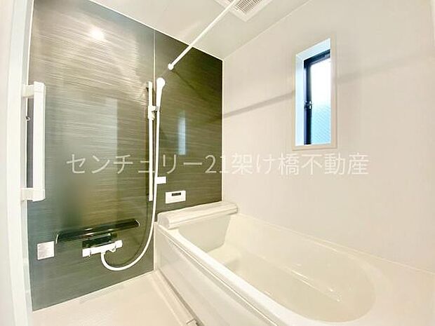 【浴室】浴室乾燥暖房機付きです。雨の日の洗濯物の乾燥やヒートショック対策としてもお使い頂けます。