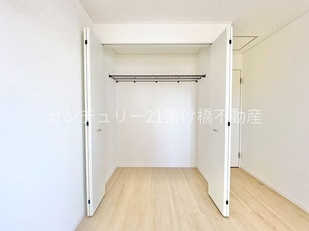 【2階 洋室 7.2帖】クローゼット上段棚つきで寝具なども収納可能です。