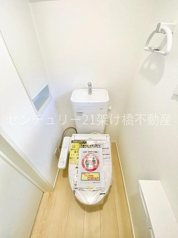 【1階 トイレ】温水洗浄便座で快適にお使いいただけます。