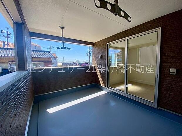 【南向きインナバルコニー】雨の日も安心なインナーバルコニーです。お洗濯だけでなくご家族の憩いの空間にも◎