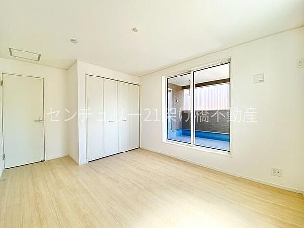 【2階 洋室 7.7帖】広々としたこちらの洋室は主寝室におすすめ♪