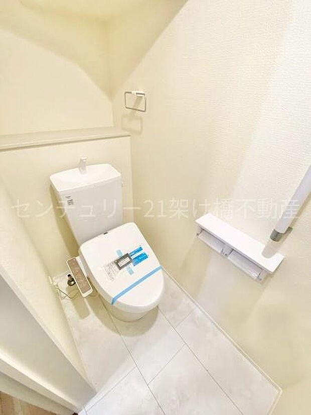 【1階 トイレ】温水洗浄便座で快適にお使いいただけます。