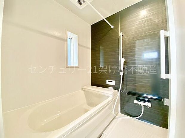 【浴室】浴室乾燥暖房機付きです。雨の日の洗濯物の乾燥やヒートショック対策としてもお使い頂けます。