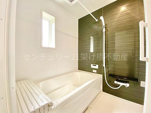【浴室】浴室乾燥暖房機付きです。雨の日の洗濯物の乾燥やヒートショック対策としてもお使い頂けます。