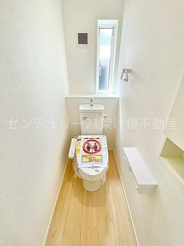 【1階 トイレ】温水洗浄便座で快適にお使いいただけます。